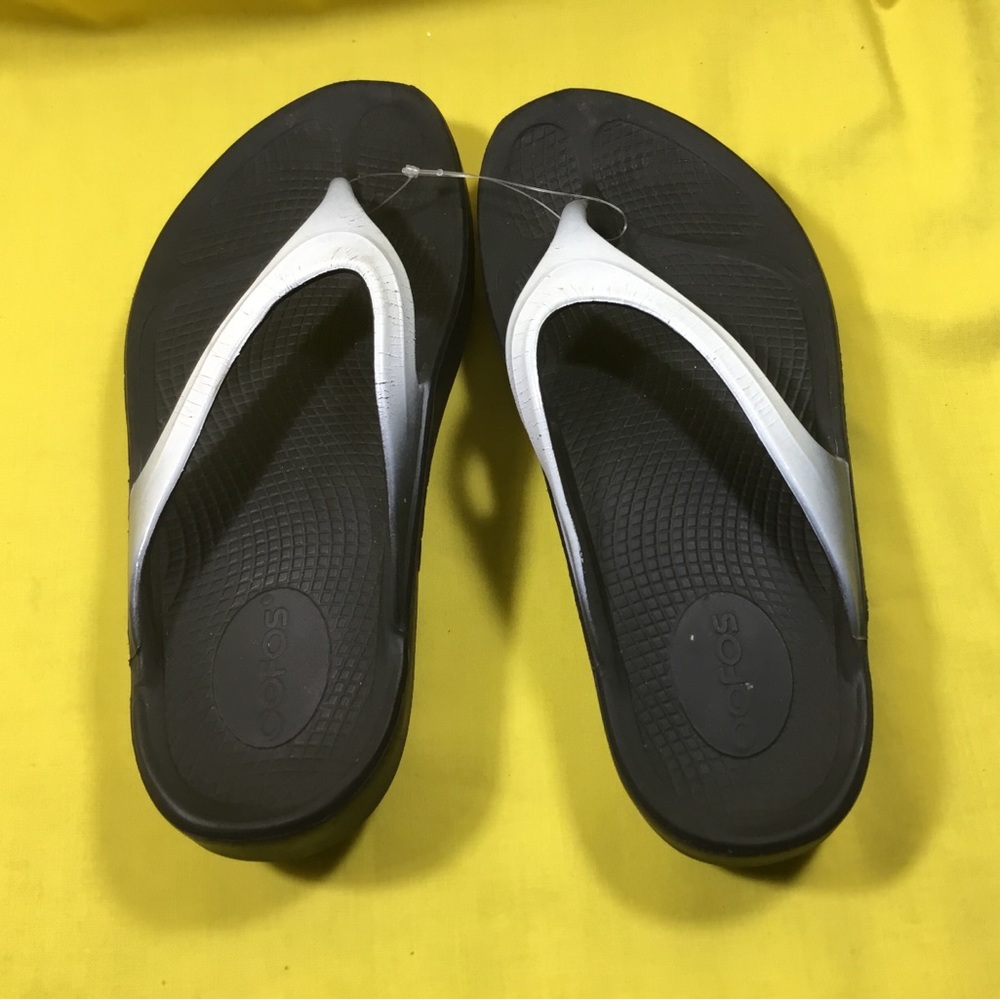 Oofos Black & silver women  Comfort Flip Flops SZ 6 EU 37 gently used